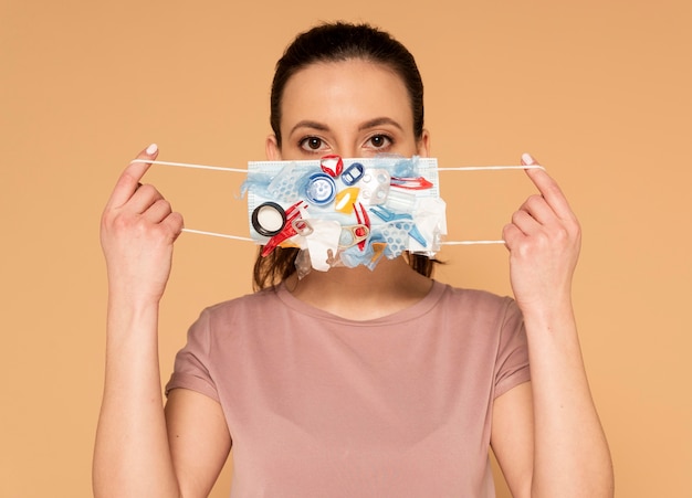 Portrait femme avec masque d'artisanat