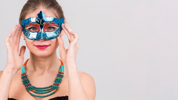 Photo gratuite portrait de femme avec masque de carnaval