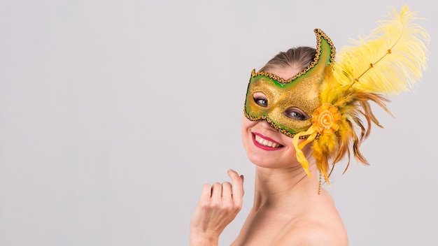 Portrait de femme avec masque de carnaval