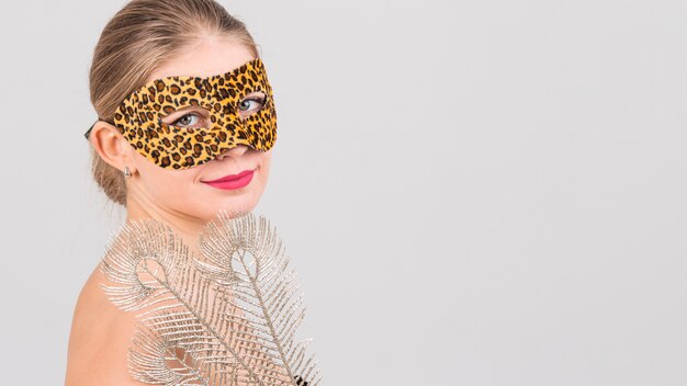 Portrait de femme avec masque de carnaval