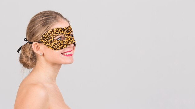 Portrait de femme avec masque de carnaval