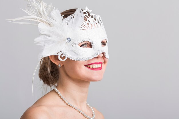 Portrait de femme avec masque de carnaval