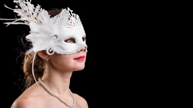 Portrait de femme avec masque de carnaval