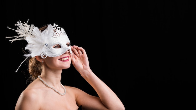 Portrait de femme avec masque de carnaval