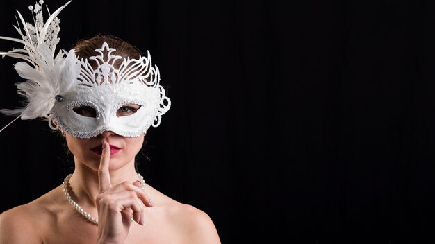 Portrait de femme avec masque de carnaval