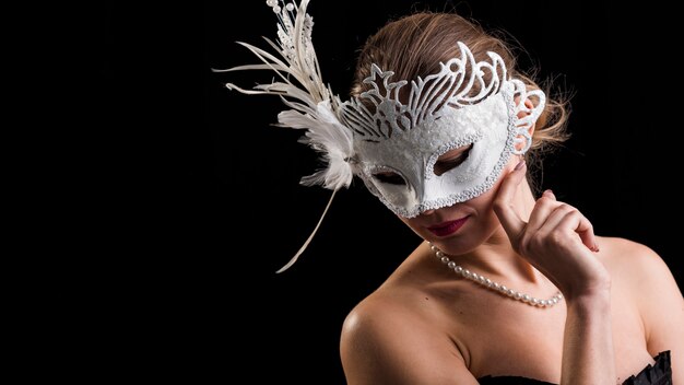 Portrait de femme avec masque de carnaval