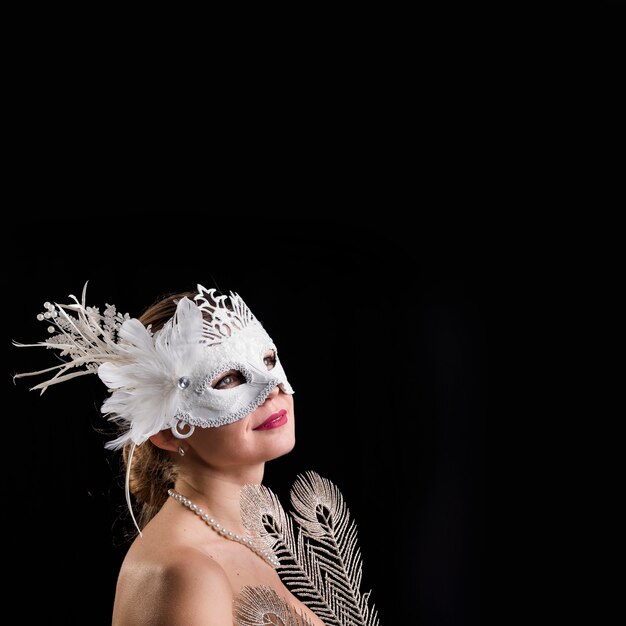 Portrait de femme avec masque de carnaval