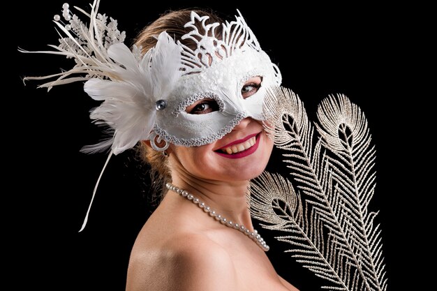 Portrait de femme avec masque de carnaval