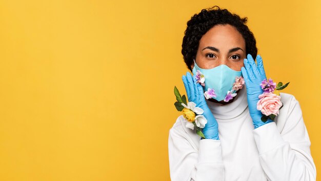 Portrait de femme avec masque floral et espace copie