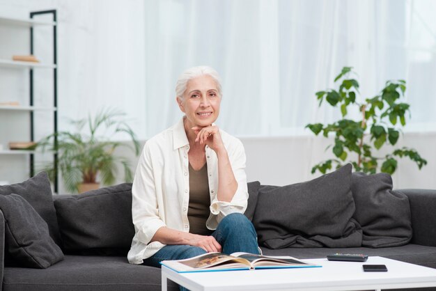 Portrait de femme mature posant