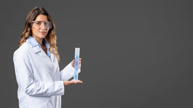 Portrait femme médecin à l'aide de désinfectant pour les mains