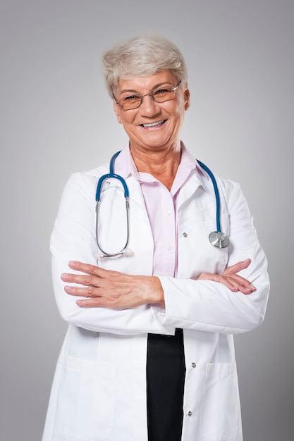 Portrait de femme médecin candide