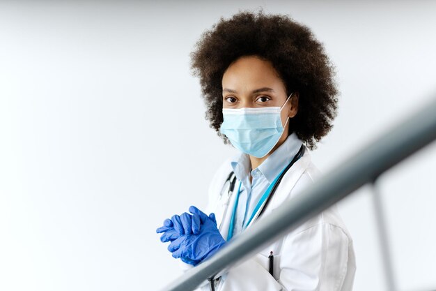 Portrait de femme médecin noire avec masque protecteur et aime à l'hôpital