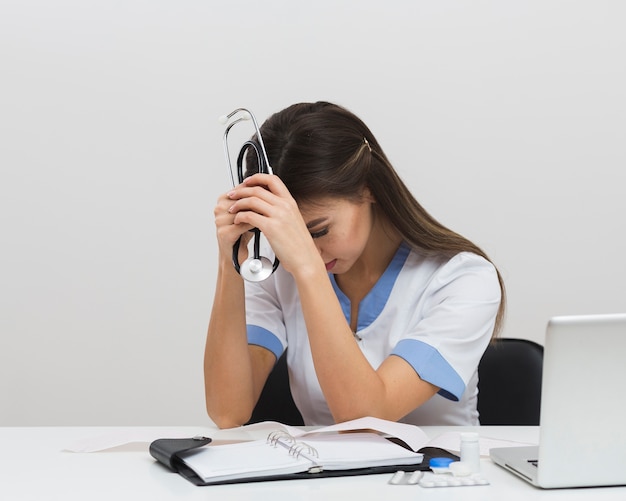 Portrait de femme médecin pensant