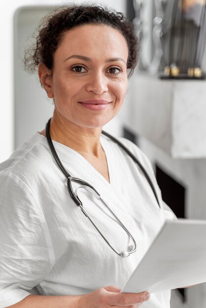 Portrait de femme médecin smiley