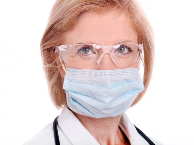 Portrait d'une femme médecin souriante vêtue d'un manteau blanc