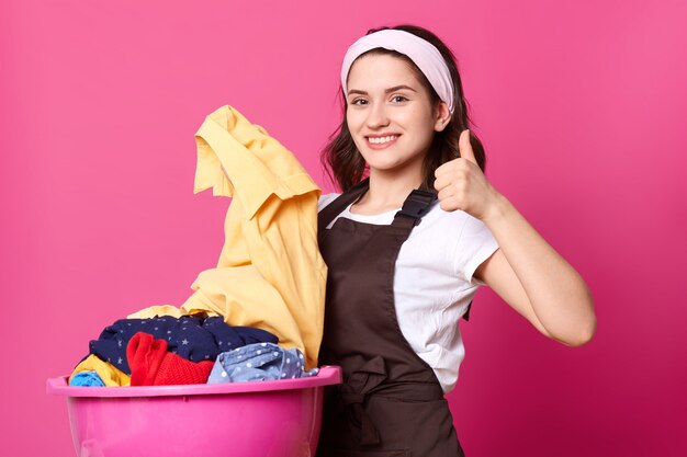 Portrait de femme mignonne positive énergique regardant directement la caméra avec bonheur