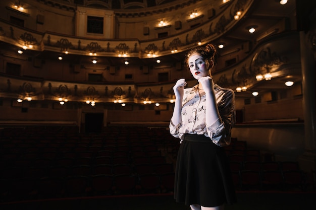 Portrait de femme mime debout dans l&#39;auditorium