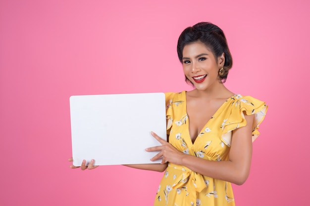 Portrait de femme de mode affichant une bannière blanche