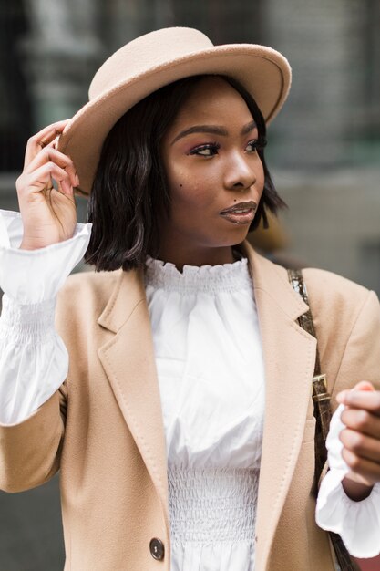 Portrait de femme à la mode se promener à l'extérieur