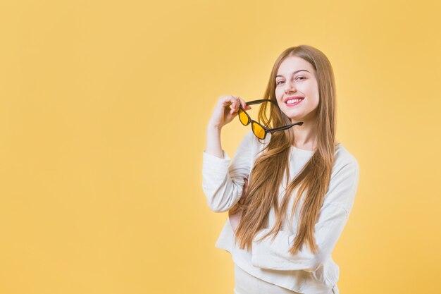 Portrait de femme moderne avec des lunettes de soleil