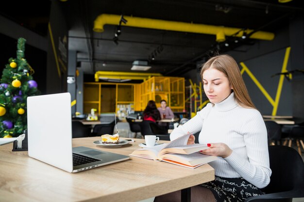 Portrait de femme moderne travaillant avec un ordinateur portable