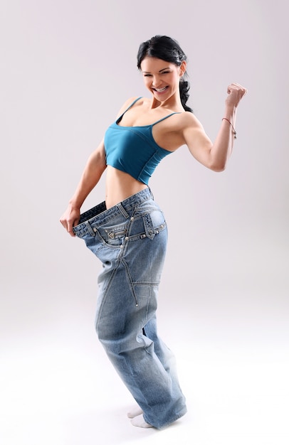 Portrait d'une femme montrant sa perte de poids