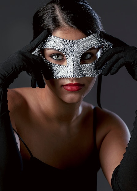 Portrait de femme mystérieuse avec masque de carnaval