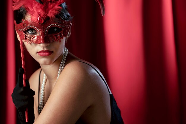 Portrait de femme mystérieuse avec masque de carnaval