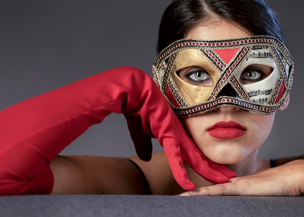 Portrait de femme mystérieuse avec masque de carnaval