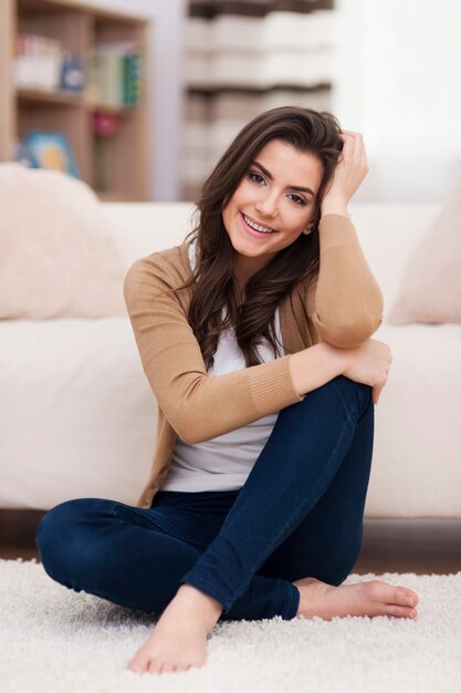 Portrait de femme naturelle magnifique dans le salon