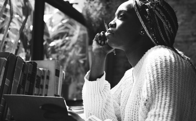 Portrait de femme noire avec des cheveux dreadlocks