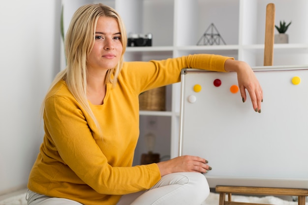 Portrait de femme occasionnelle présentant un projet