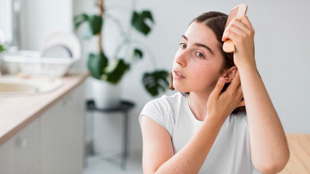 Portrait de femme organisant ses cheveux