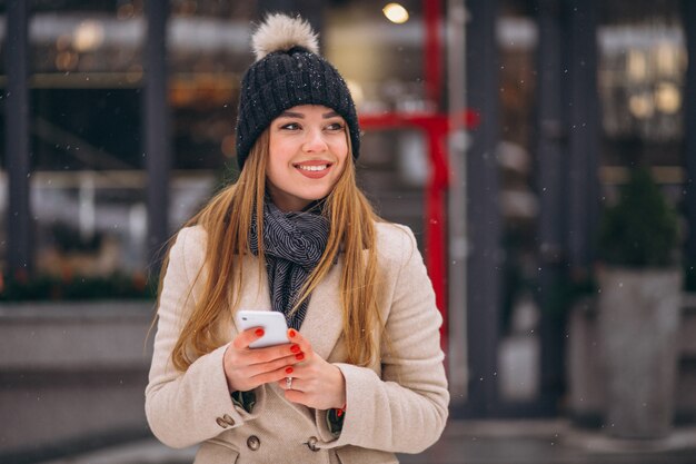 Portrait de femme parlant au téléphone dans la rue