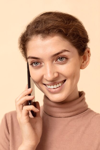 Portrait de femme parlant au téléphone