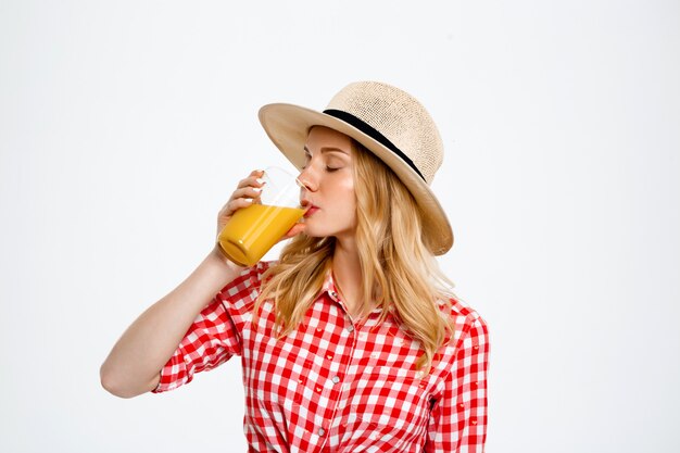 Portrait de femme de pays avec jus sur blanc.