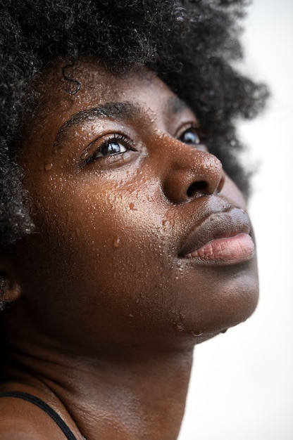 Photo gratuite portrait de femme à la peau hydratée