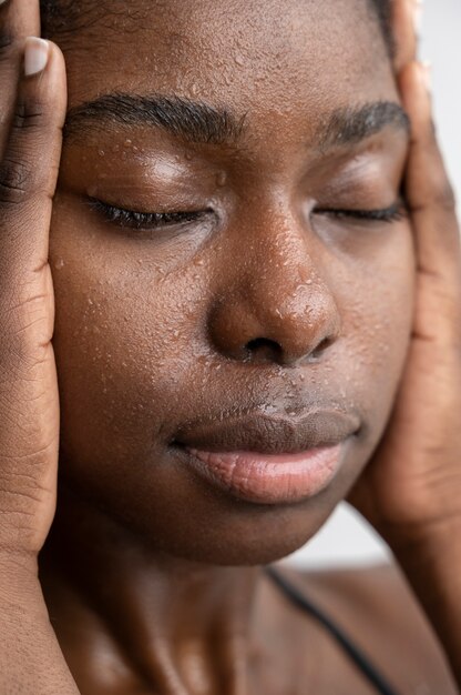 Portrait de femme à la peau hydratée