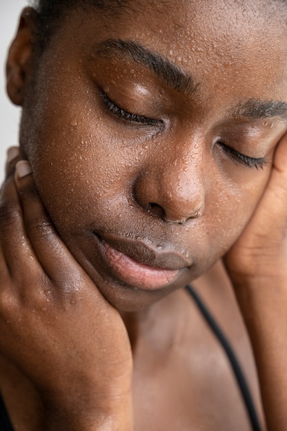 Photo gratuite portrait de femme à la peau hydratée