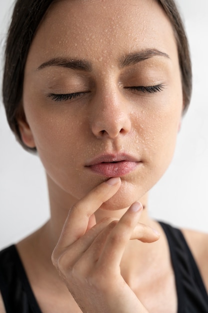 Portrait de femme à la peau hydratée