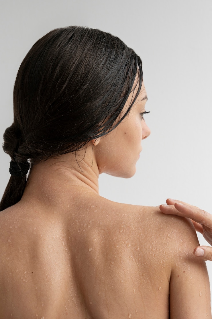 Photo gratuit portrait de femme à la peau hydratée