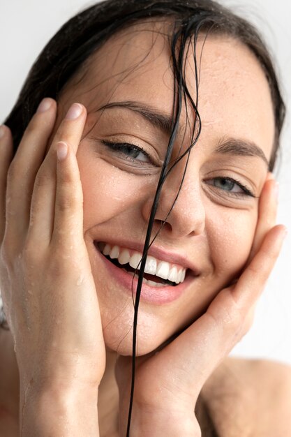 Photo gratuite portrait de femme à la peau hydratée