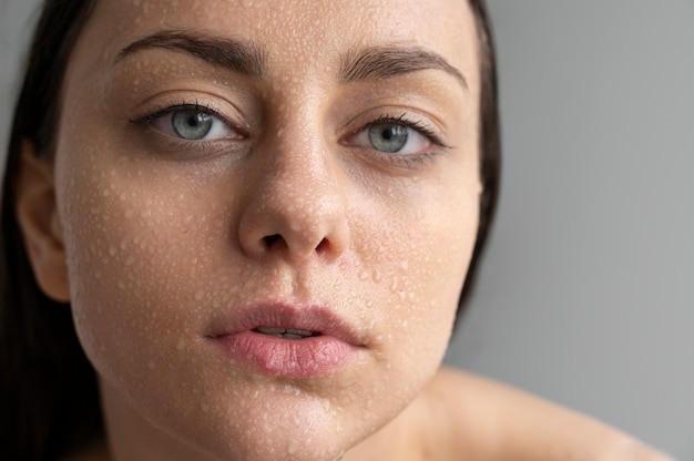 Portrait de femme à la peau hydratée