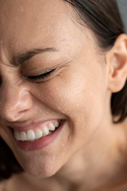 Photo gratuite portrait de femme à la peau hydratée