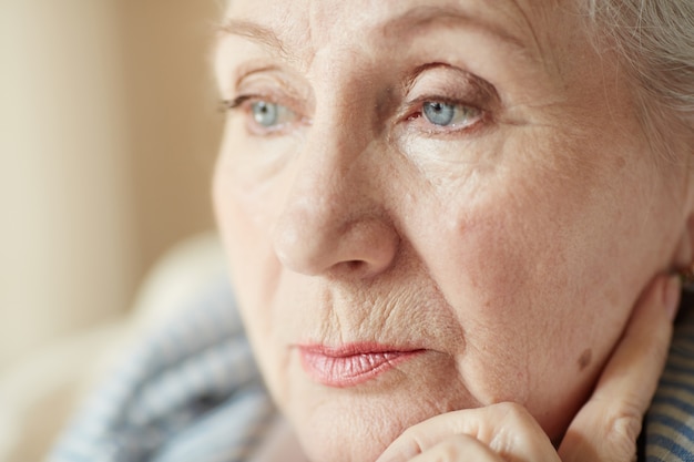 Portrait de femme pensive