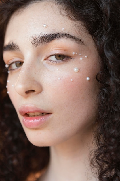 Portrait femme avec perles composent