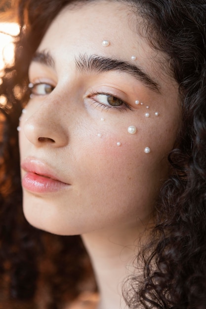 Portrait femme avec perles composent