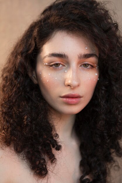 Portrait de femme avec des perles composent