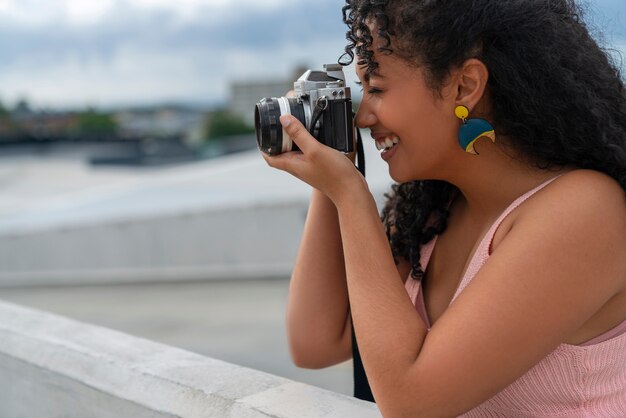 Portrait de femme photographe à l'extérieur avec appareil photo